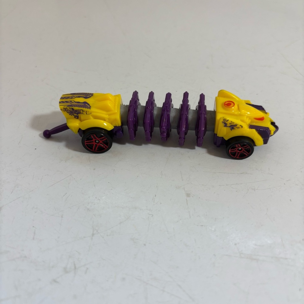 Hot Wheels 2013 mutant machines Scorpion yellow and purple coloured - Picture 4 of 10